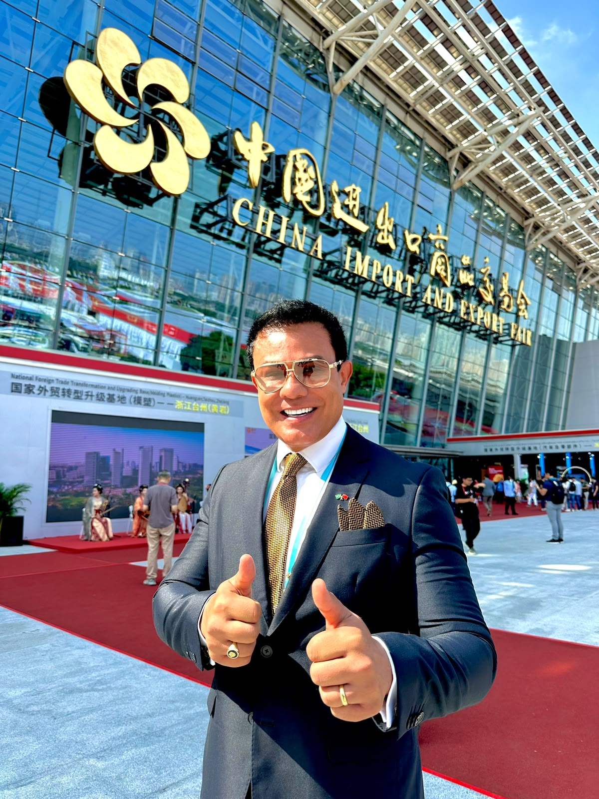 Interior da Canton Fair — salão principal com visitantes