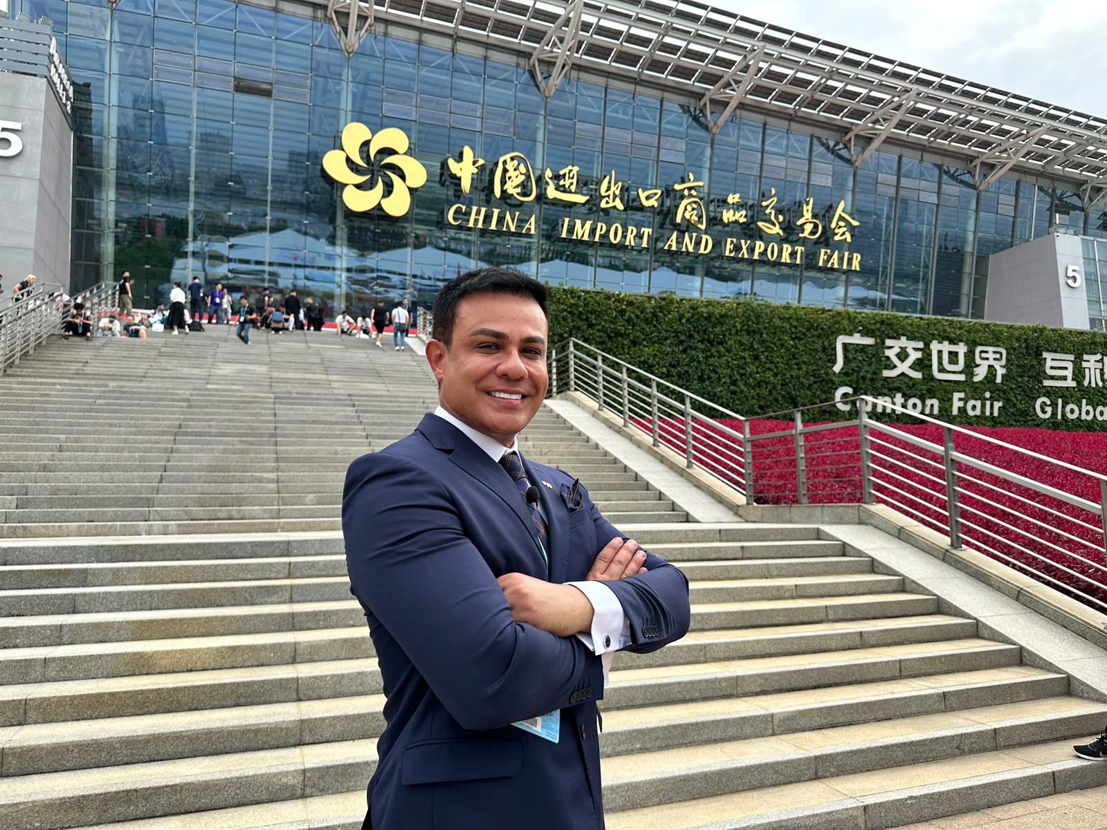 Interior da Canton Fair — visitantes e expositores